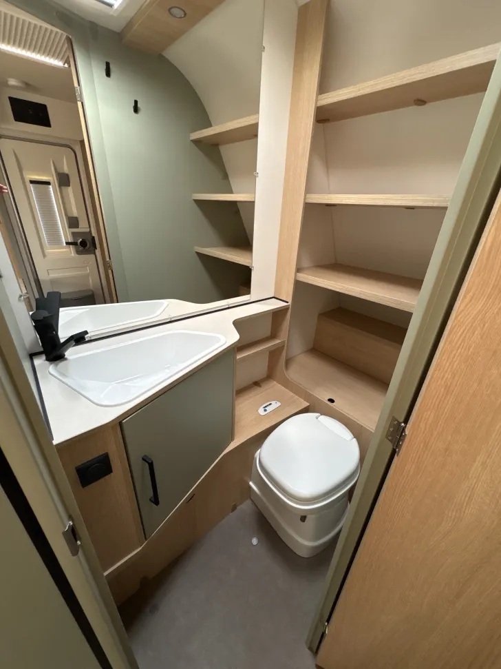 Toilette LMC Style 400 F - mit Klappbett